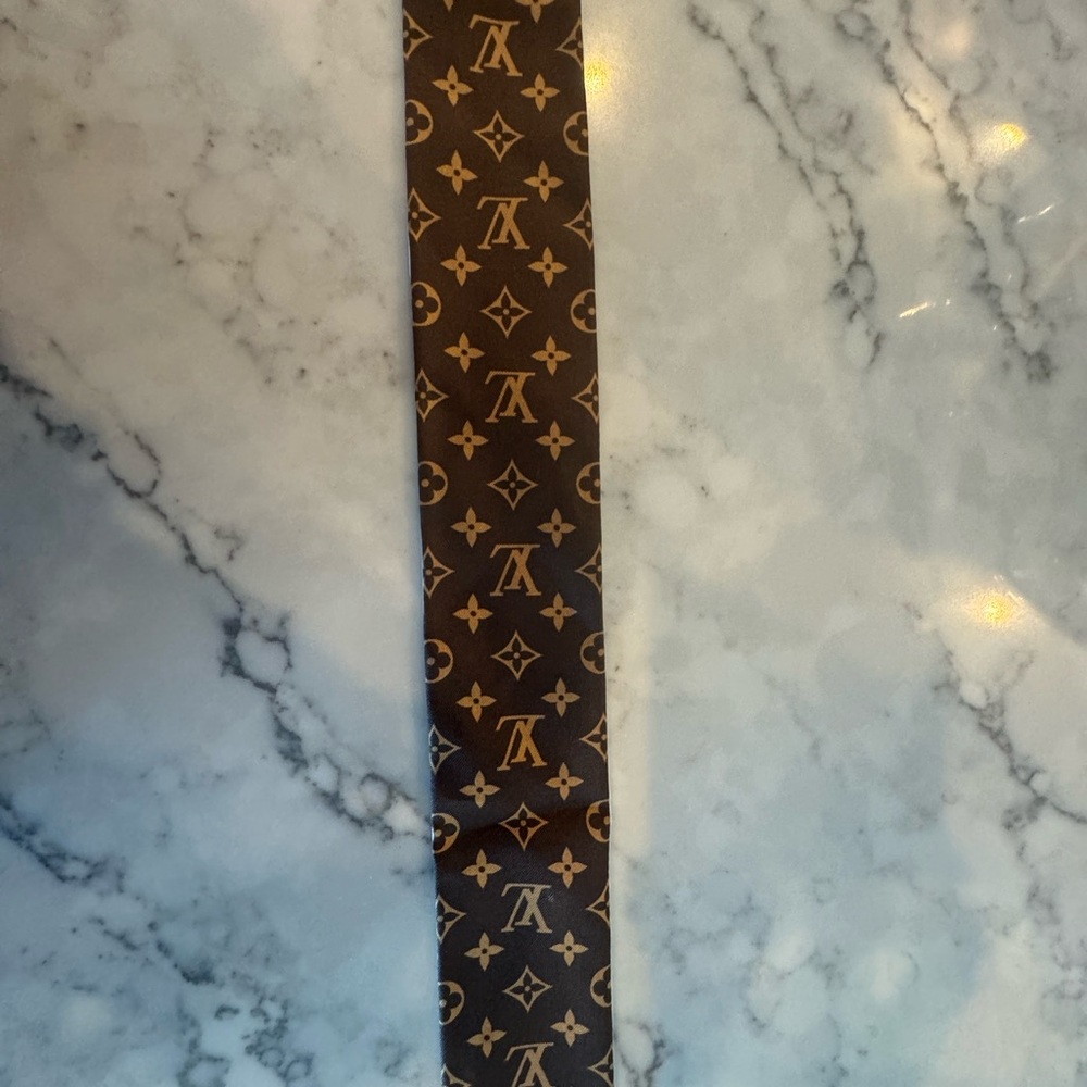 LOUIS VUITTON
Brown/Multicolor Silk Tribute To Twist BB Bandeau Scarf - Picture 3 of 9